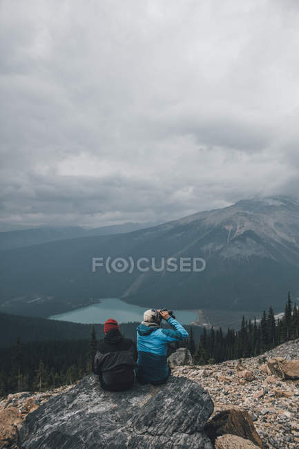 Canada, Columbia Britannica, Yoho National Park, escursionisti al Monte Burgess guardando il Lago di Smeraldo — Foto stock