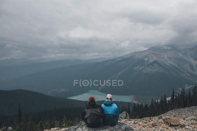 Canada, Columbia Britannica, Yoho National Park, escursionisti al Monte Burgess guardando il Lago di Smeraldo — Foto stock