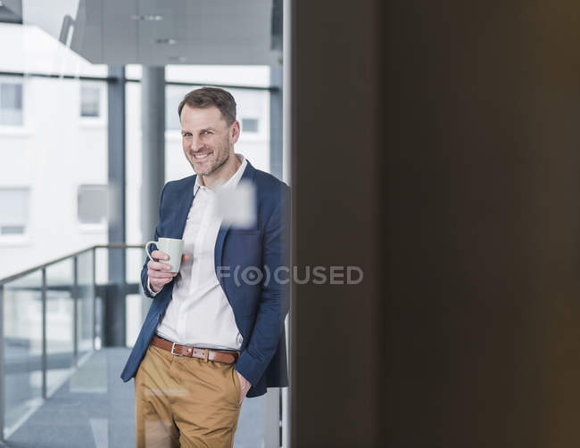 Портрет усміхненого бізнесмена на перерві на каву. — стокове фото