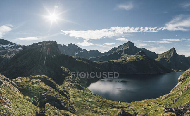 Norway, Lofoten, Moskenesoy, Man hiking at Tennesvatnet — Stock Photo