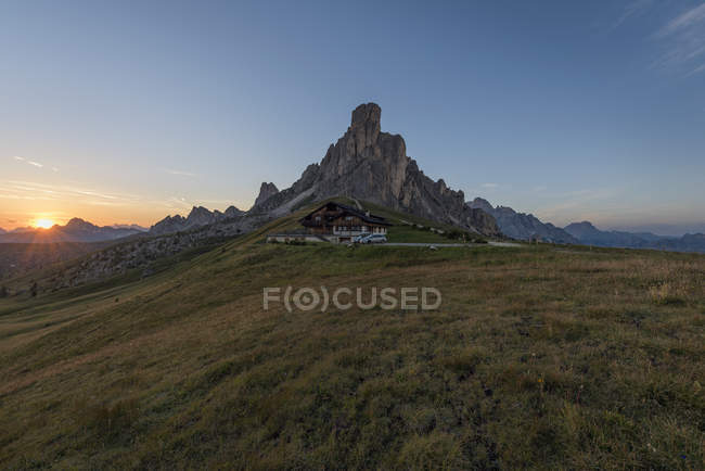 Italien, Alpen, Dolomiten, Passo di Giau bei Sonnenaufgang — Stockfoto