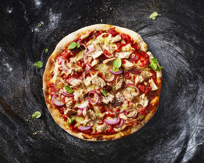 Вид сверху на пиццу с тунцом — стоковое фото