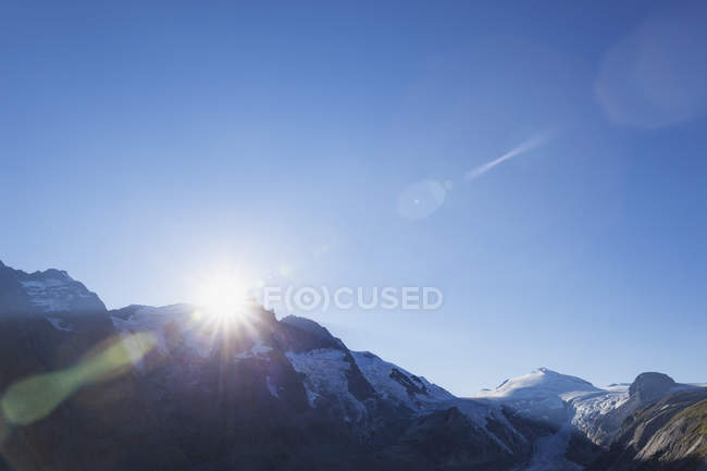 Áustria, Caríntia, pôr do sol, últimos raios de sol do dia no pico Grossglockner, à direita glaciar Pasterze e Johannisberg, High Tauern National Park — Fotografia de Stock