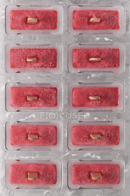 Carrelli di ghiaccio fatti in casa alla fragola in vassoio — Foto stock