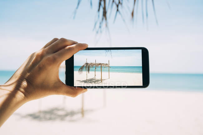 Thailandia, Koh Lanta, Virgin Paradise Beach, donna che scatta foto con il cellulare — Foto stock