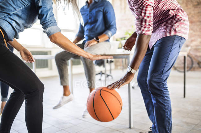 Colegas jogando basquete no escritório — Fotografia de Stock