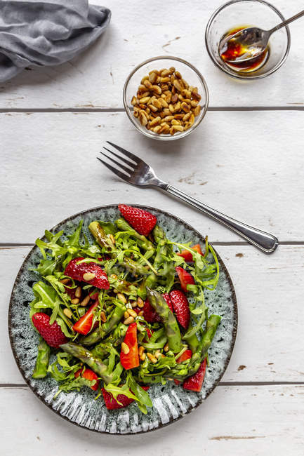 Insalata di asparagi verdi, rucola, fragole e pinoli — Foto stock