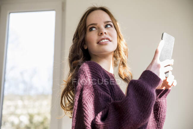 Porträt eines Teenagers mit Handy — Stockfoto