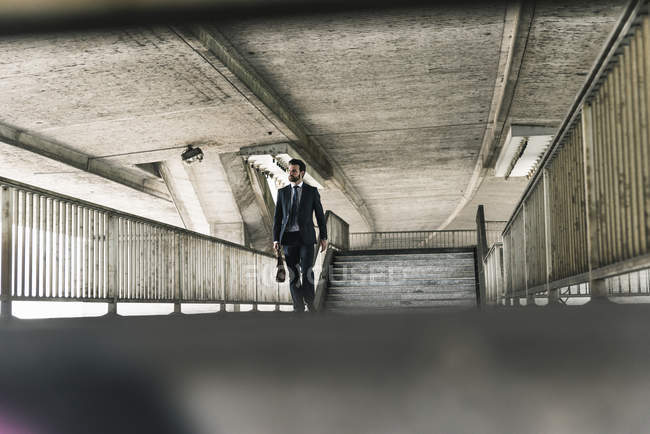 Бизнесмен, идущий по подземке — стоковое фото