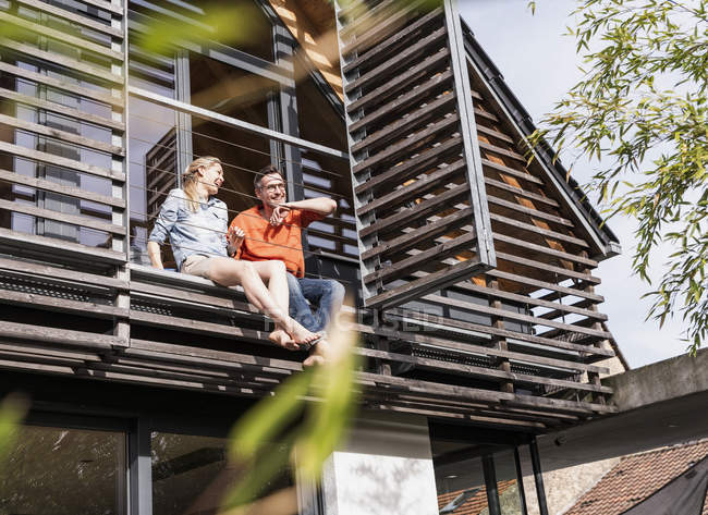 Зріла пара розслабляється разом на балконі свого будинку — стокове фото