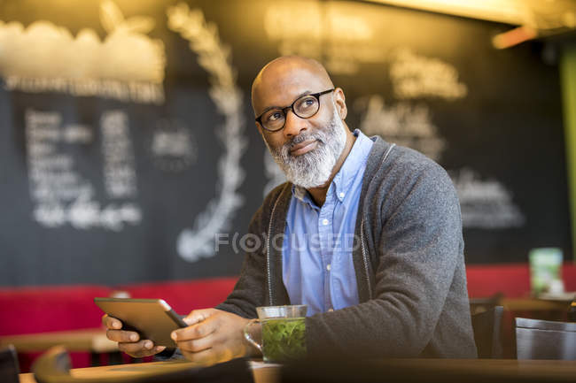 Портрет африканского американца с планшетом в кофейне — стоковое фото