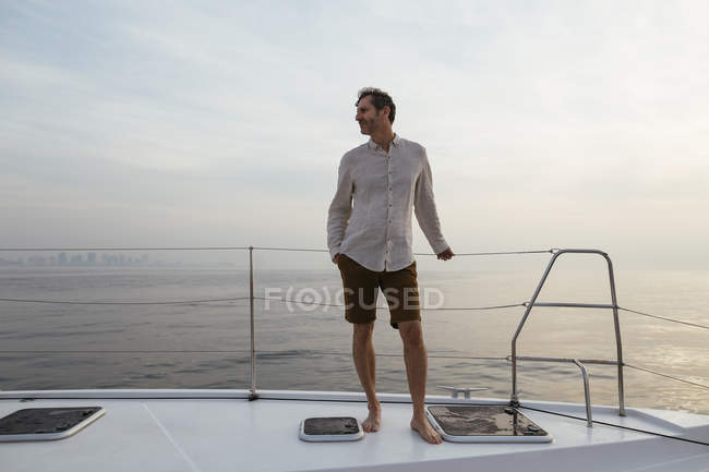 Casamento homem no catamarã, olhando para a vista — Fotografia de Stock