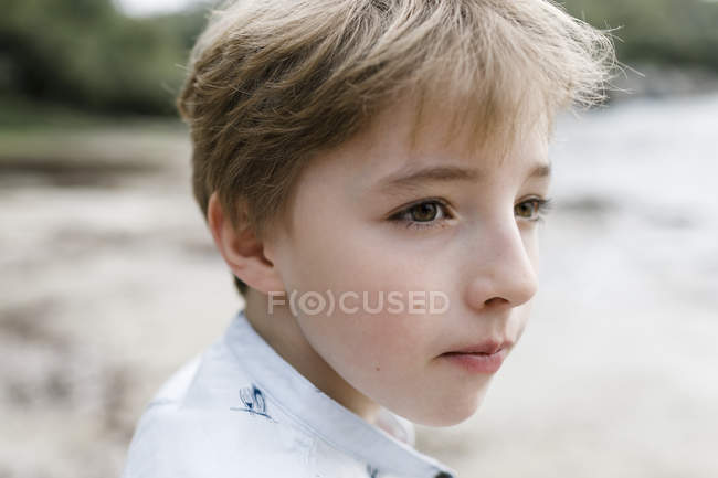 Portrait de garçon blond regardant quelque chose — Photo de stock