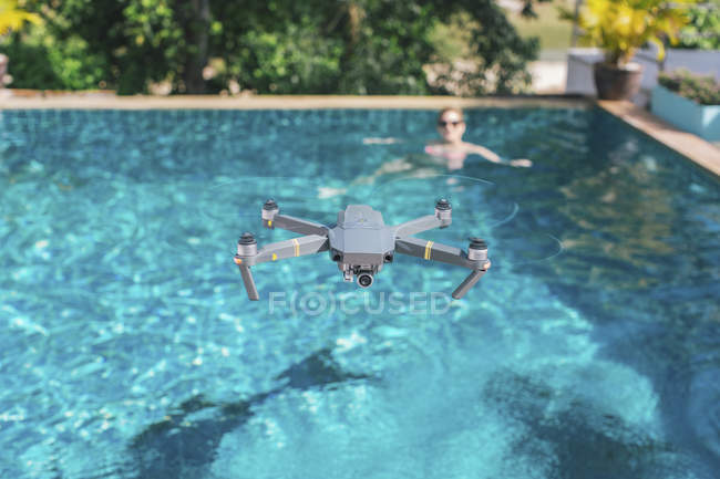 Drone volante sopra la piscina — Foto stock