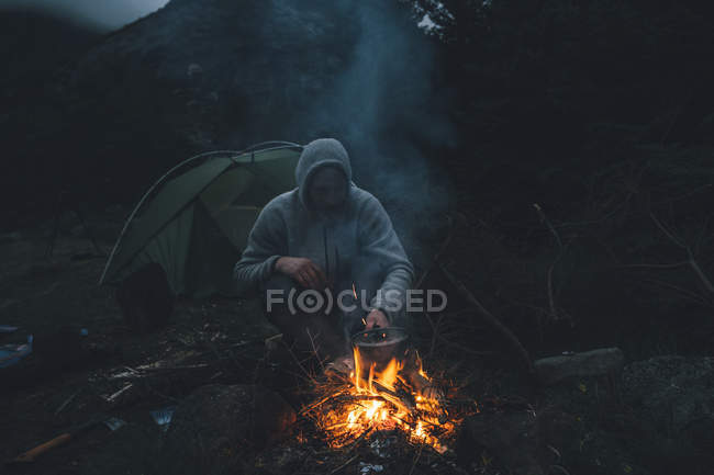 Норвегія, Лофотен, Москенесой, молодий чоловік, який сидів під час пожежі в таборі. — стокове фото