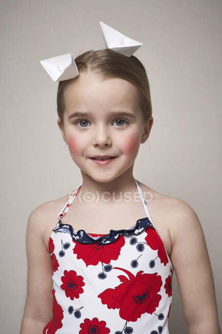 Retrato de menina com dois barcos de papel na cabeça — Fotografia de Stock