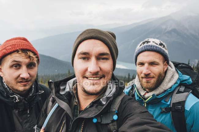 Canada, British Columbia, Yoho National Park, selfie di tre escursionisti sorridenti al Monte Burgess — Foto stock