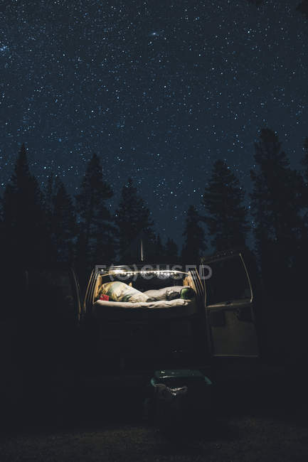 Canadá, Colúmbia Britânica, Chilliwack, céu estrelado e minivan iluminada à noite — Fotografia de Stock