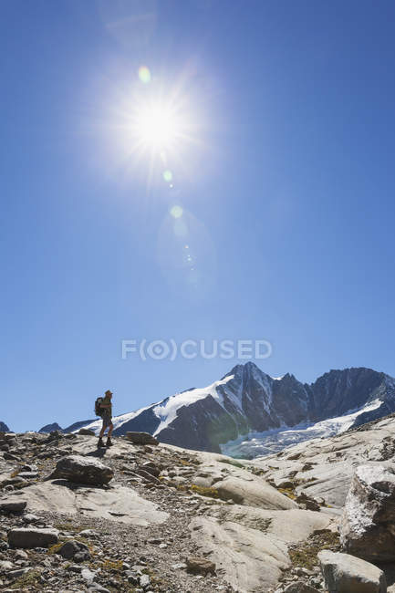 Austria, Carinthia, hiker watching Grossglockner peak and high alpine territory — Stock Photo