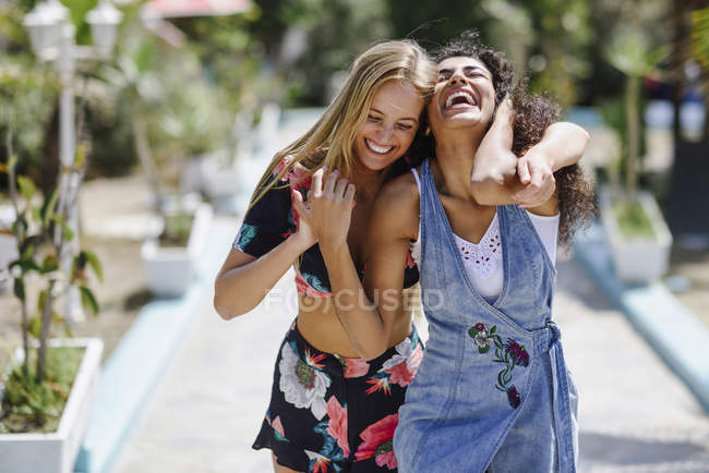 Duas jovens gargalhadas ao ar livre no verão — Fotografia de Stock