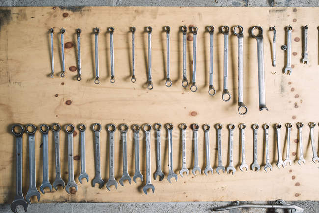Assortimento di chiavi a vite in officina — Foto stock