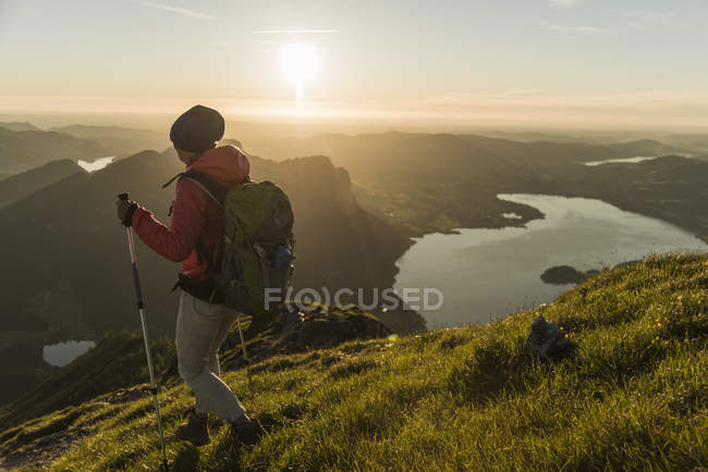 Austriaco, Salzkammergut, Mujer caminando sola en las montañas - foto de stock
