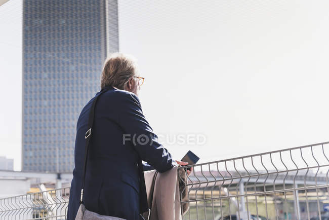 Uomo d'affari maturo in città guardarsi intorno — Foto stock