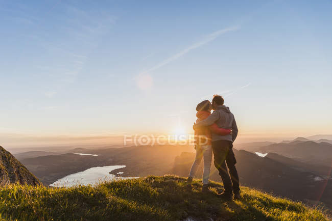 Австрия, Мюнхен, Пара, стоящая на горной вершине, наслаждаясь видом — стоковое фото