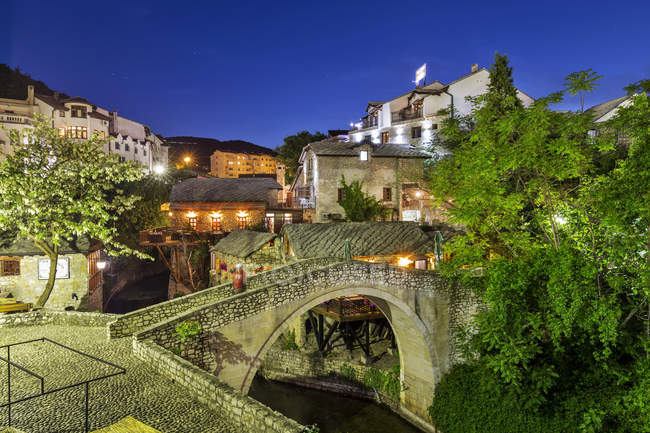 Bosnie-Herzégovine, Mostar, vieille ville, pont à l'heure bleue — Photo de stock