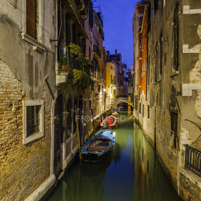 Italia, Venezia, un canale di notte — Foto stock