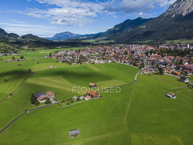 Vista aérea de Oberstdorf, casas de aldeia no prado — Fotografia de Stock