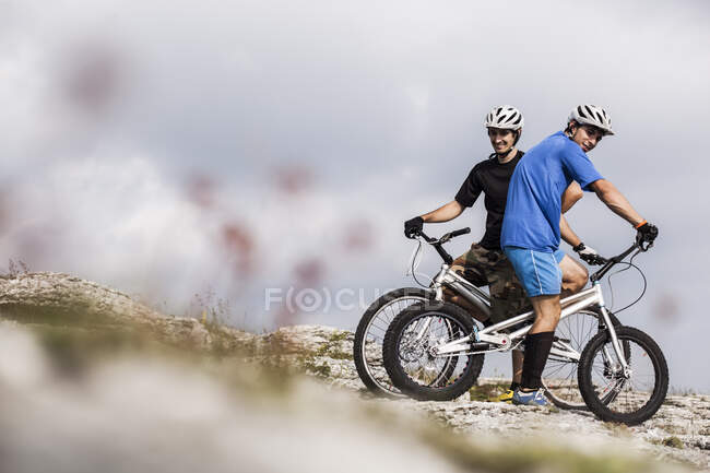 Motociclistas acrobáticos en bicicletas de trial - foto de stock
