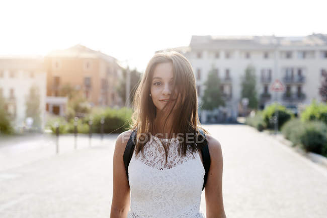 Ritratto di giovane donna sorridente in città — Foto stock