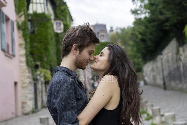 Francia, Parigi, giovane coppia faccia a faccia nel vicolo nel quartiere Montmartre — Foto stock
