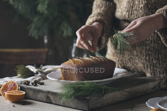 Las manos de la mujer decoración casera pastel de Navidad - foto de stock