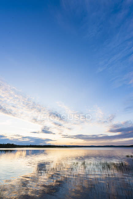 Finlandia, Lapponia, crepuscolo sopra il lago mozzafiato — Foto stock