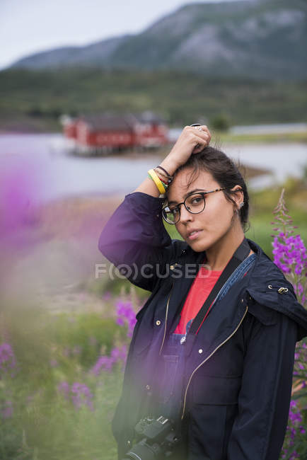 Портрет молодой женщины, путешествующей по Норвежской Лапландии, камера висит на шее — стоковое фото