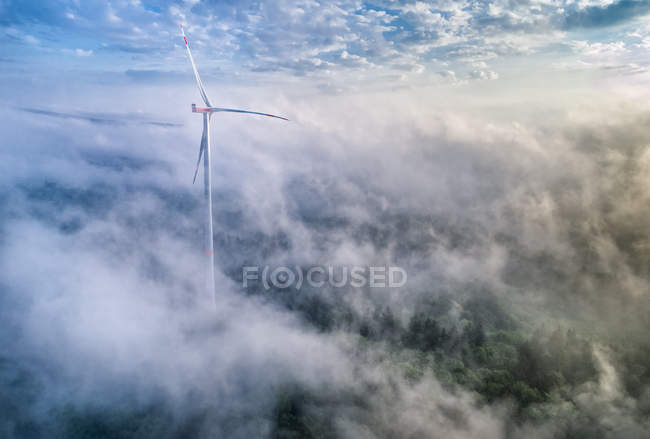 Alemanha, Baden-Wuerttemberg, Schurwald, Vista aérea da roda de vento e nevoeiro matinal — Fotografia de Stock