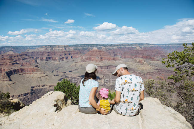 Соединенные Штаты Америки, Arizona, Grand Canyon National Park, South Rim, Family sitting on viewpoint — стоковое фото