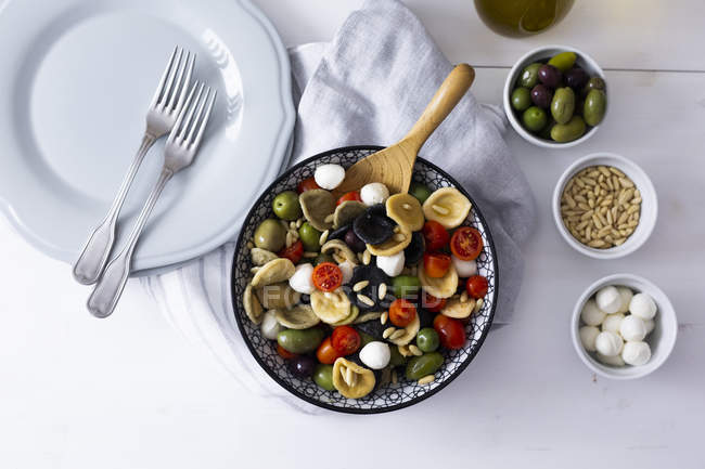 Orecchiette méditerranéenne aux tomates, olives, mozzarella — Photo de stock