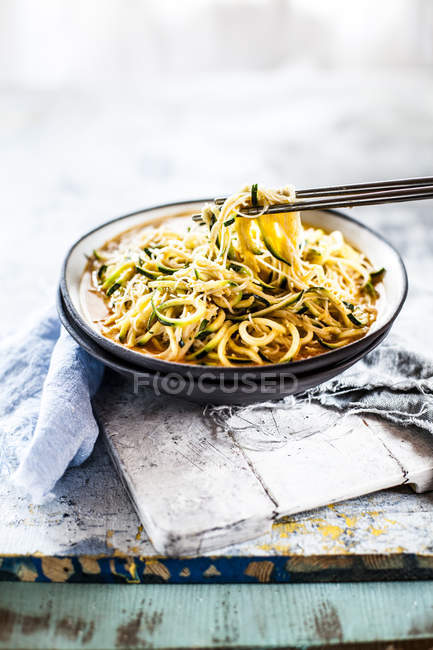 Asiatische Nudelsuppe mit Glasnudeln und Nudeln in roter Currybrühe — Stockfoto