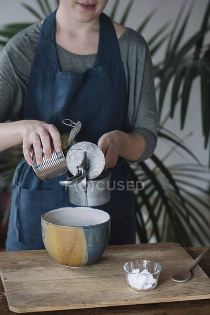 Donna che prepara pastella per biscotti vegan fatti in casa ceci, vista parziale — Foto stock