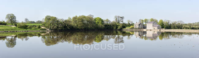 UK, Pembrokeshire, Carew Tidal Mill a Carew River — Foto stock