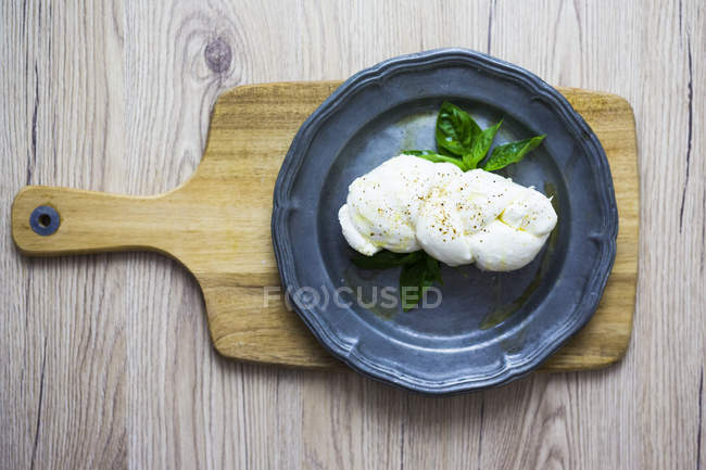 Tresse mozzarella et basilic sur plaque métallique — Photo de stock