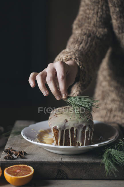 Руки женщины украшают рождественский торт — стоковое фото
