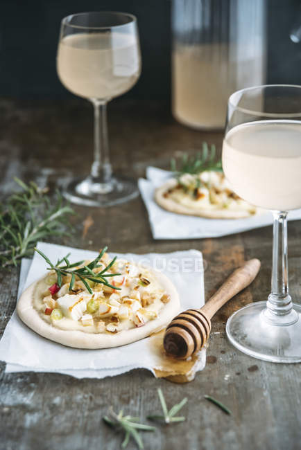 Flammkuchen mit Apfel, Ziegenkäse, Frühlingszwiebeln, Rosmarin und Walnüssen und Federweißer — Stockfoto