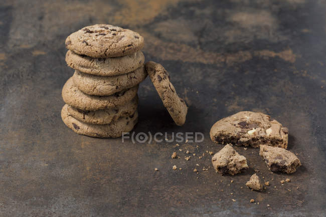 Empilement de biscuits au chocolat sur métal rouillé — Photo de stock