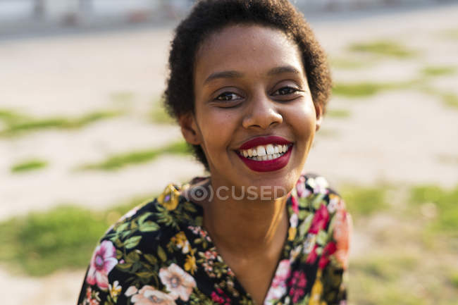 Portrait de jeune femme souriante à l'extérieur — Photo de stock