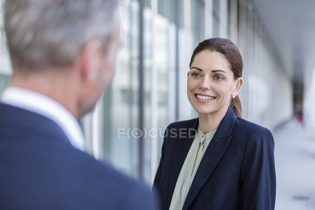 Портрет улыбающейся деловой женщины лицом к лицу с деловым партнером — стоковое фото