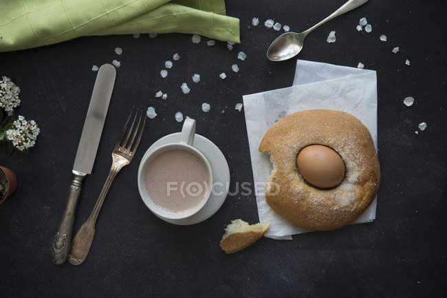 Mona de Pascua, comida típica de la pastelería española, pastel de Pascua - foto de stock